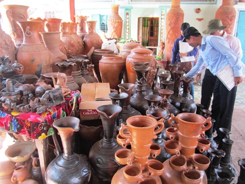 Du khách chọn mua gốm mỹ nghệ Bàu Trúc làm quà lưu niệm.